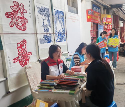 新津舉辦“走進(jìn)菜市書(shū)屋”之圖書(shū)漂流暨經(jīng)典閱讀分享活動(dòng)